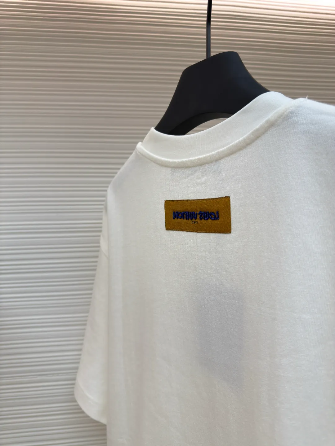 LOUIS VUITTON embroidered beaded letter T-shirt ●Authentic product: 13000 purchased and developed ●Item number: 1680221-A85 ●Fabric: combed cotton fabric ●Technology: embroidery production ●Version: fitted version ●Weight: about 420 grams ●Size: XS-S-M-L ●Description: The fabric is made of 26s double-ply combed cotton + long-staple cotton blended compact siro yarn. The rib is made of 26s+32s yarn 1*1 cylinder machine open width rib. The front panel is embroidered with Tajima embroidery machine imported from Japan. The thick plate rubber pad is polyester mercerized. Thread three-dimensional hemming embroidery, purchase Y version to manually point each bead, open a cardboard mold, and scan powder for precise positioning of a single piece. The beads are made of 4-mile round pearlescent white bubble beads, made by hand crochet technology, and all single beads are tied with hooks and threads to ensure that they are placed at the powder scan position. The overall wiring is straight and delicate, the fabric is comfortable and soft, and the color is consistent without color difference. It can be matched with the same style to create a fashionable look and control various occasions. Customized accessories, complete with three standards, same style for men and women!